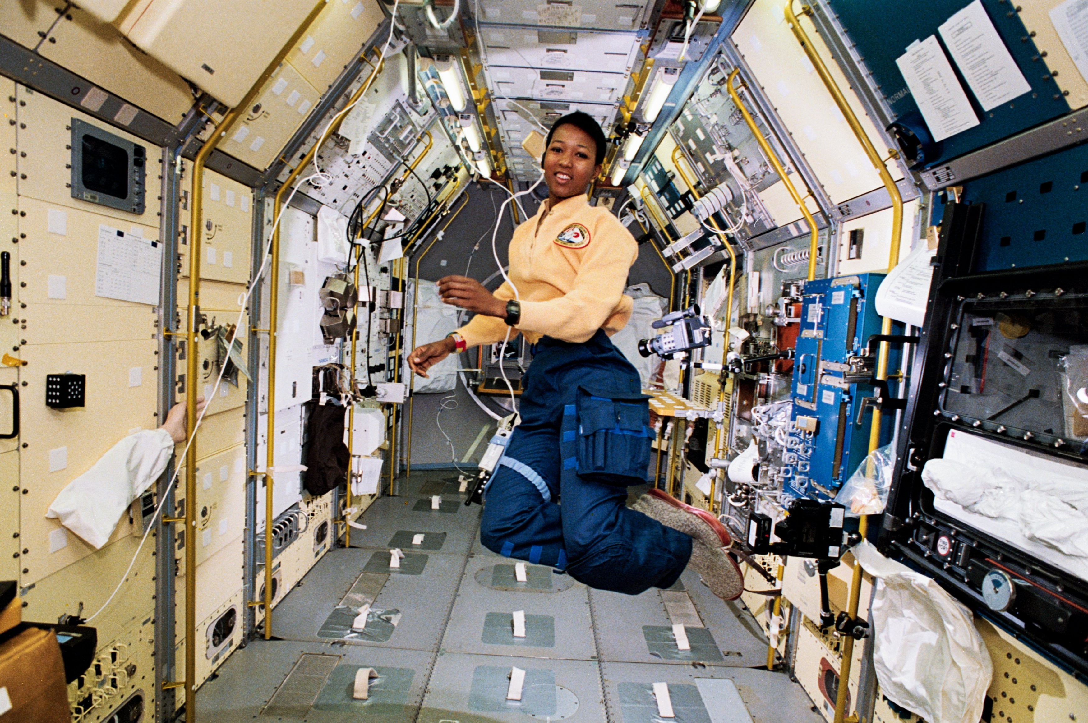 Mae Jemison no espaço (Foto: Wikimedia Commons)