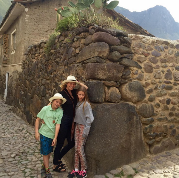 A atriz Gwyneth Paltrow e seus dois filhos no Peru (Foto: Instagram)