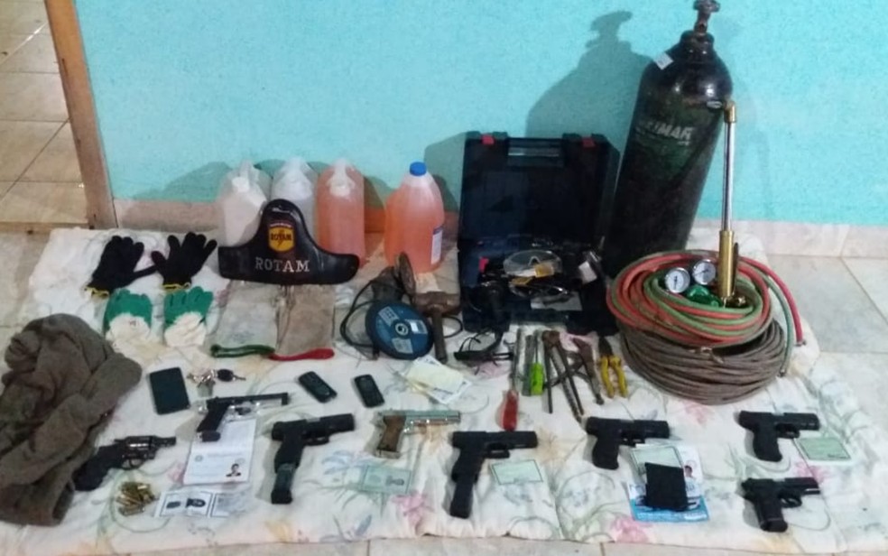 Rotam apreendeu armas e itens usados para arrombar e explodir bancos em Goiás (Foto: Polícia Militar/Divulgação)