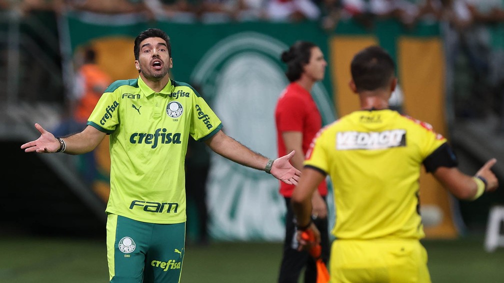 Abel Ferreira durante a partida entre Palmeiras e Red Bull Bragantino — Foto: Cesar Greco
