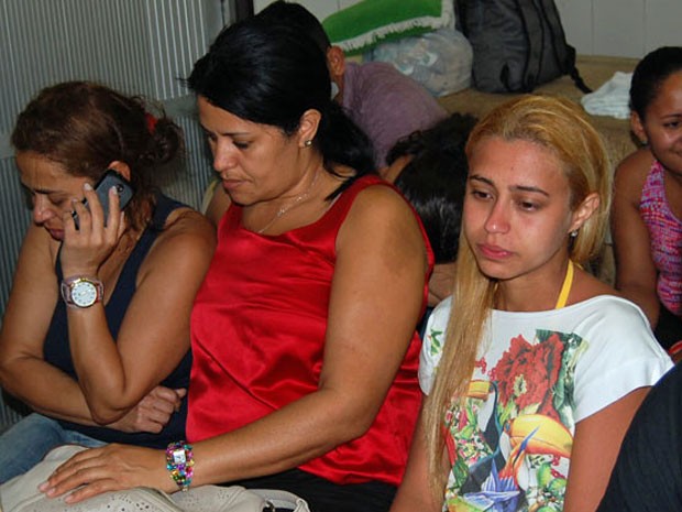 Bruno veio ao Recife pela 1ª vez com a mãe (ao celular) e primos (Foto: Priscila Miranda / G1)