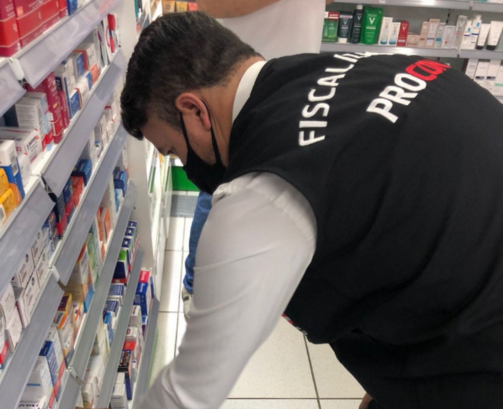 Procon de Blumenau fiscaliza prazo de medicamentos nas farmácias — Foto: Prefeitura de Blumenau/Divulgação