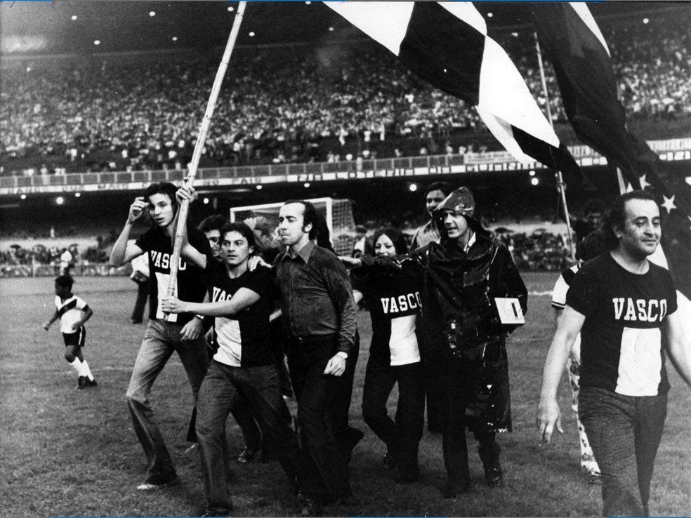 Ídolo do Cruzeiro, Tostão era apresentado pelo Vasco - a maior transação da época no futebol brasileiro - antes de jogo no Maracanã. A passagem durou pouco dez meses e ele se aposentou. Seu último gol foi em clássico contra o Flamengo (1 a 0, em 10 de fevereiro de 1973)  — Foto: Correio da Manhã