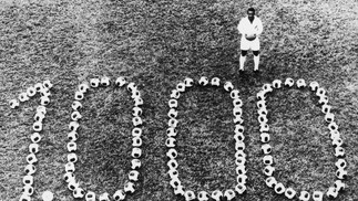 Pelé posa diante do número 1.000, depois de atingir a marca com um gol de pênalti feito no Vasco, em 1969 — Foto: Keystone Features / Hulton Archive