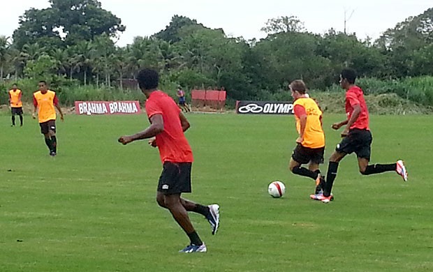 Sob olhar de Jorginho, reservas vencem jogo-treino contra juniores