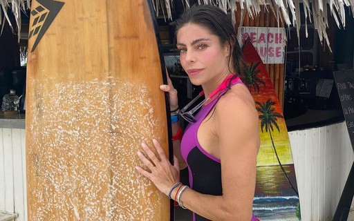 Daniella Cicarelli aproveita férias nas Maldivas para surfar: "Dias especiais"
