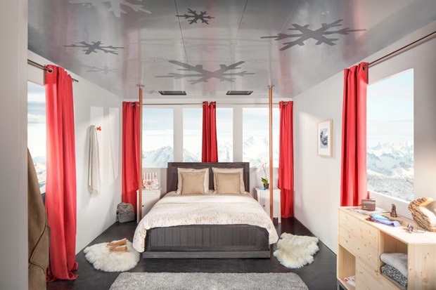 O teleférico transformado em suíte pelo site Airbnb: quarto acomodará até quatro pessoas para uma noite no topo dos Alpes Franceses (Foto: The Grosby Group)