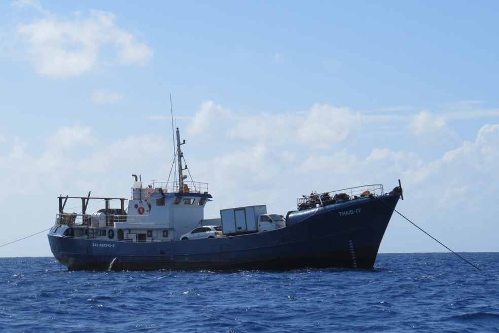 Imagem de arquivo do navio de transporte de carga Thaís IV, que naufragou a caminho de Fernando de Noronha — Foto: Ana Clara Marinho/g1