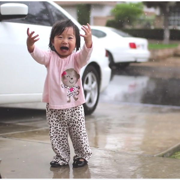 Kayden se emociona na chuva (Foto: Reprodução)