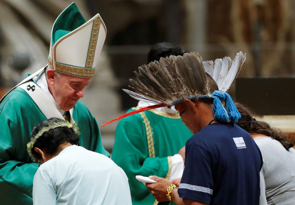 Papa recebe indígenas no momento da entrega das oferendas na celebração — Foto: Remo Casilli/Reuters