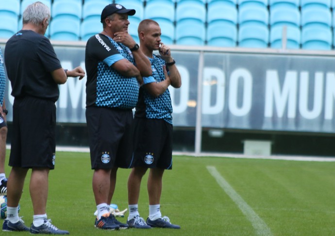 Líder, moderno e sanguíneo: o estilo de James Freitas, interino no Grêmio