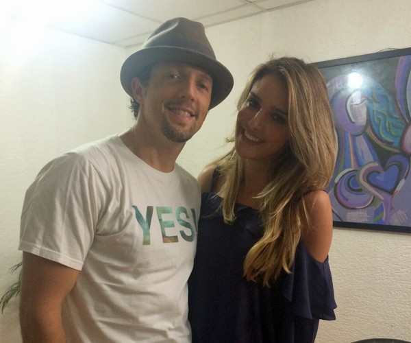 Jason Mraz e Rafa Brites posam para fotos (Foto: Mais Você/TV Globo)