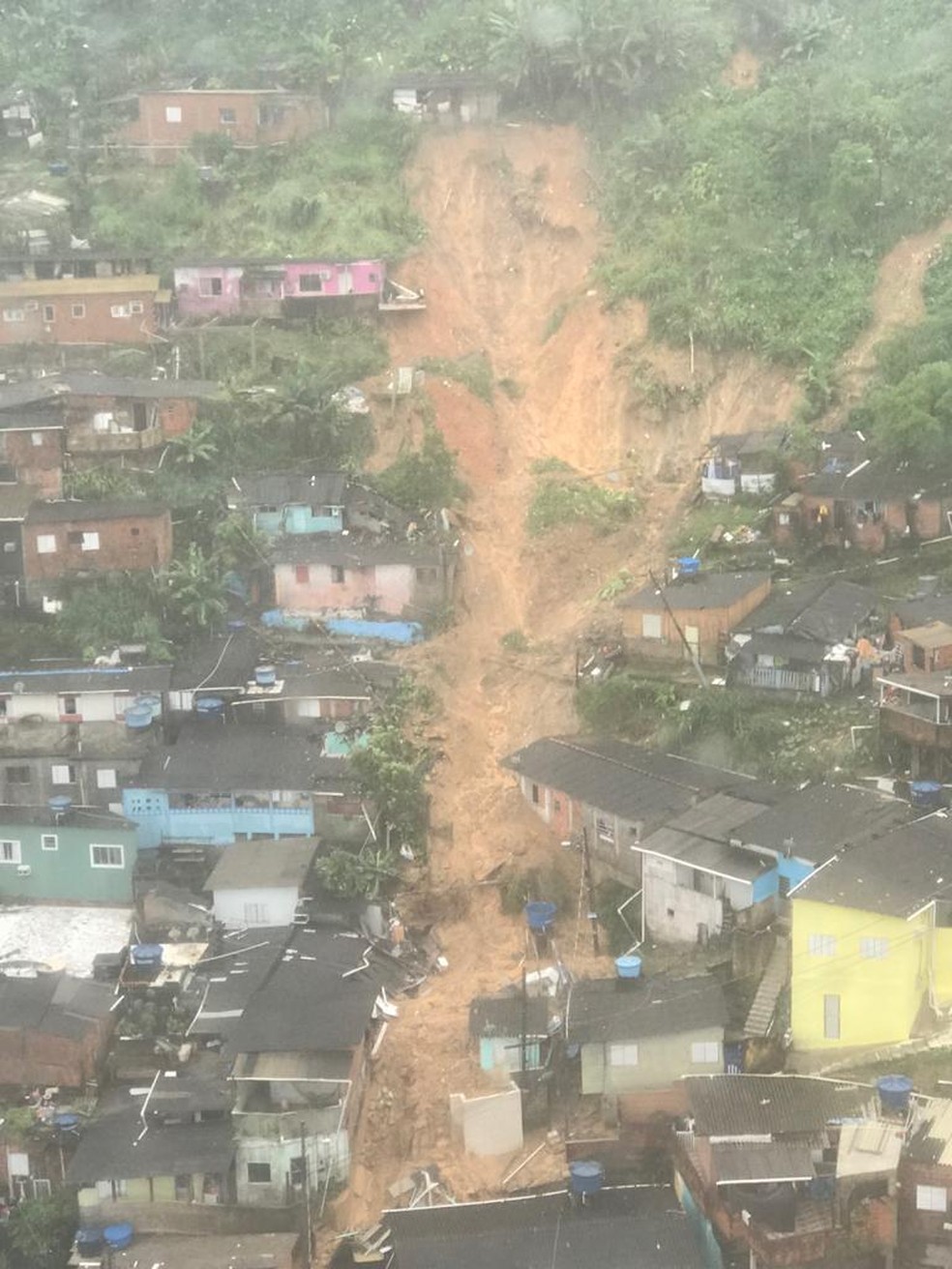 Morro de Guarujá, SP, registra deslizamento de terra após temporal — Foto: Divulgação/Prefeitura de Guarujá