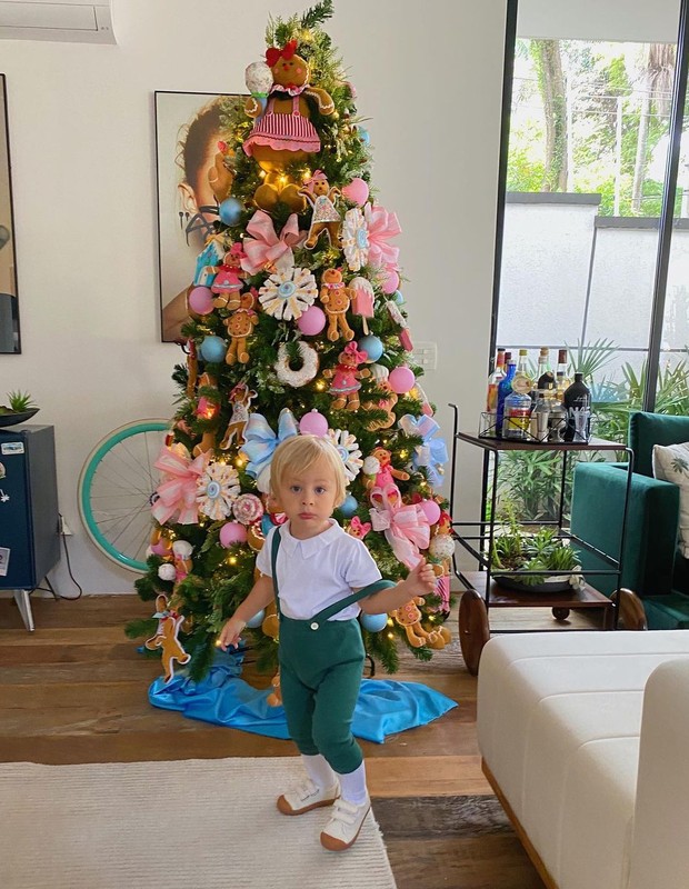 Felippo, filho de Shantal e Mateus Verdelho, se encanta com árvore de Natal (Foto: Reprodução/Instagram)