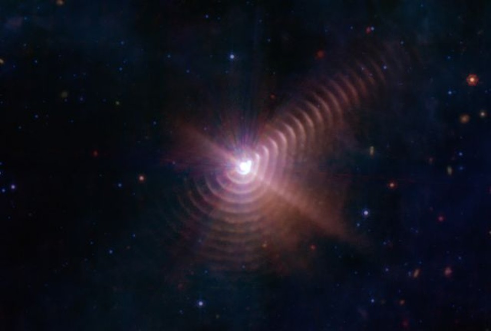 A morte lenta de uma estrela em imagem capturada pelo James Webb — Foto: NASA/ESA/CSA/STSCI/JPL-CALTECH