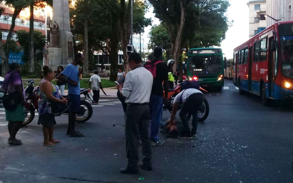 Motociclista fica ferido após acidente com ônibus no bairro do Comércio, em Salvador  — Foto: Cid Vaz/TV Bahia