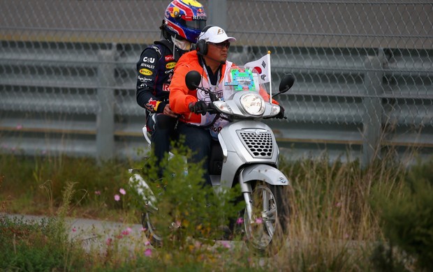 Dessa vez, Mark Webber voltou de moto, com um fiscal, sem carona com Fernando Alonso (Foto: Getty Images)