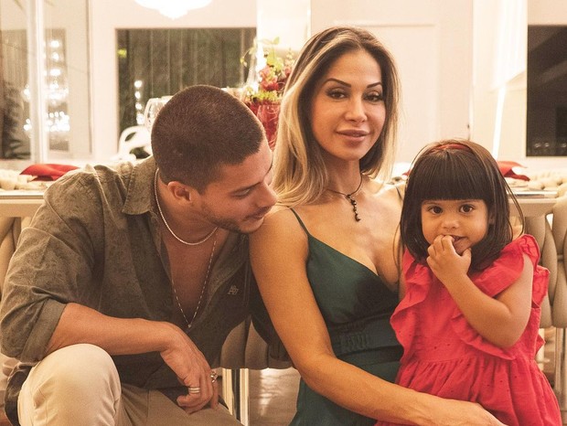 Arthur Aguiar e Maíra Cardi com a filha, Sophia (Foto: Reprodução/Instagram)