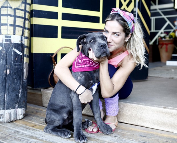 Giovanna Ewbank e a cadela Menina na casa do Dança dos Famosos (Foto: Inácio Moraes/ TV Globo)