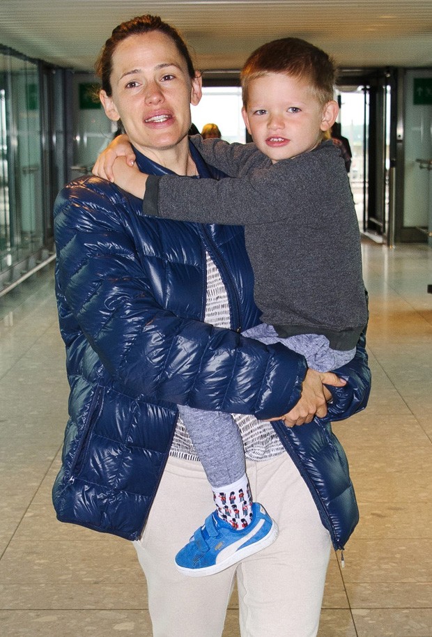 Jennifer Garner e o filho caçula, Samuel (Foto: AKM-GSI)