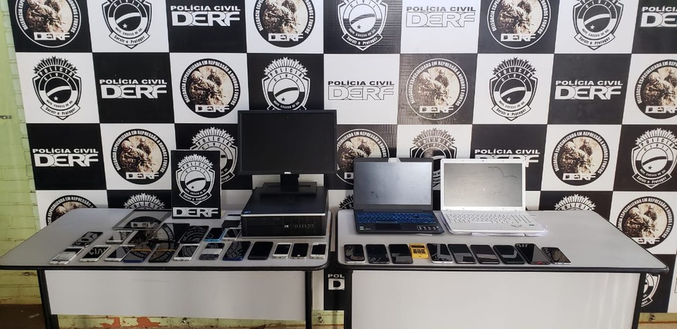 Polícia apreendeu dezenas de aparelhos e computadores usados para fazer desbloqueio — Foto: Polícia Civil/Divulgação