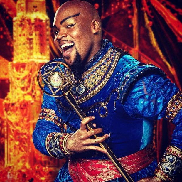 Trevor Dion Nicholas vive Gênio no musical Aladdin, na Broadway (Foto: Reprodução/Facebook)