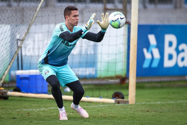Fã de Grohe, Brenno tira peso de dúvida sobre goleiros e prega calma para se firmar no Grêmio
