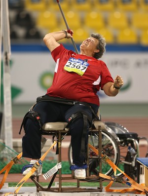 Descrição da imagem: Angela Madsen arremessa o dardo no mundial paralímpico de atletismo em Doha, em 2015 (Foto: Warren Little/Getty Images)