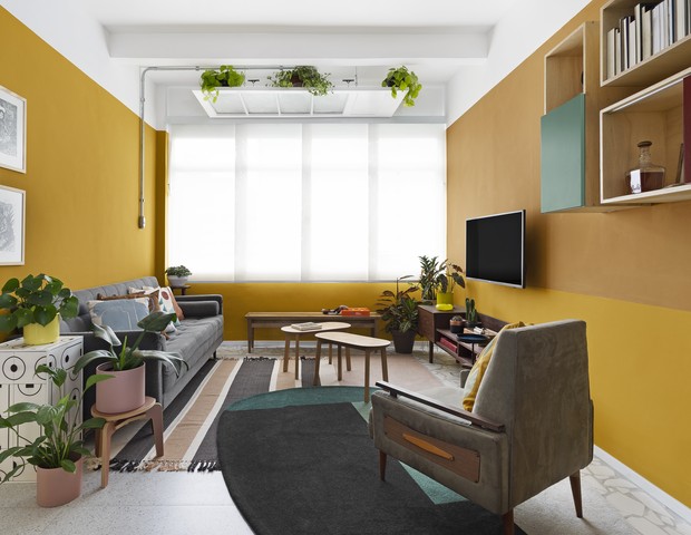 Apartamento de 65 m² com décor colorido e marcenaria aberta (Foto: Julia Ribeiro )