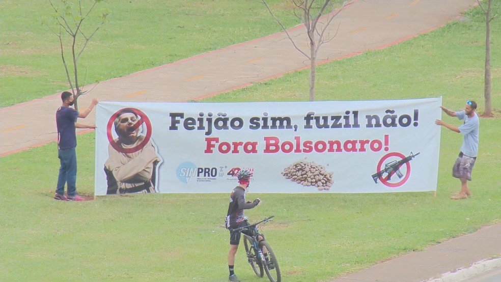 Cartaz em protesto contra governo Bolsonaro, em Brasília, neste sábado (2) — Foto: TV Globo/Reprodução