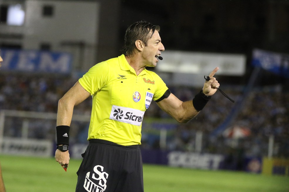 Árbitro Raphael Claus (FIFA-SP) — Foto: Cristino Martins/O Liberal