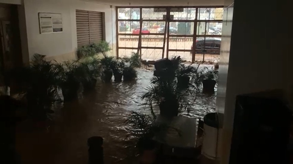 Água invade prédio no Centro de Petrópolis — Foto: Reprodução redes sociais