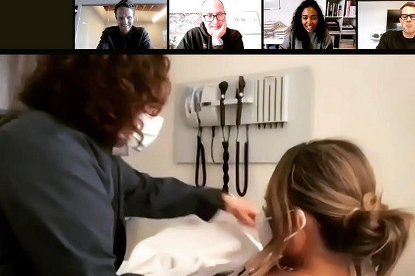 A apresentadora Chrissy Teigen passando por procedimento médico enquanto está em reunião virtual (Foto: Instagram)