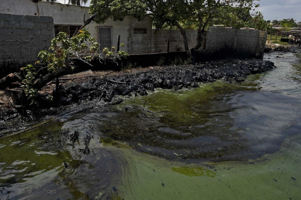 Mancha de leo se aproxima de casas ao redor do Lago de Maracaibo, na Venezuela  Foto: Yuri Cortez/AFP