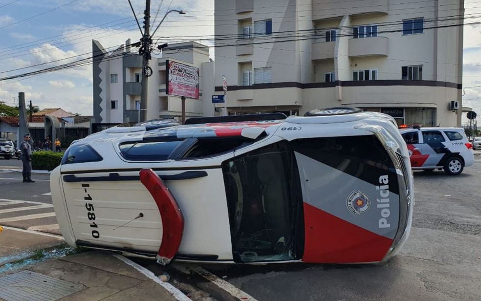 Viatura da PM tombou ao ser atingida por carro de jovem motorista em Franca, SP — Foto: Nathália Henrique/EPTV