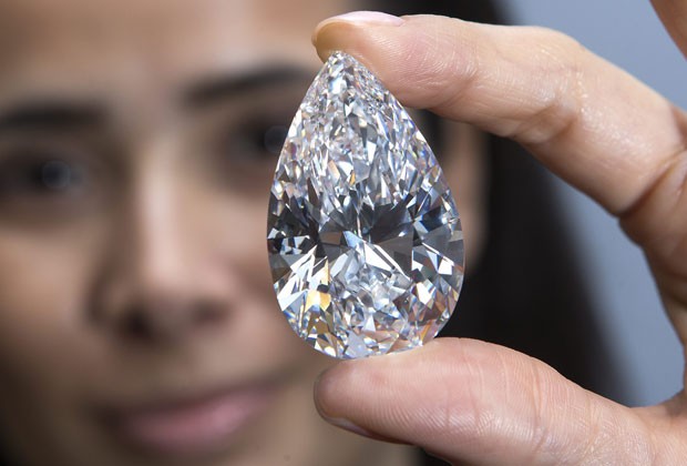Foto de arquivo mostra o diamante incolor em forma de pera vendido por um recorde de quase US$ 27 milhões (cerca de R$ 54,6 milhões)  (Foto: Salvatore Di Nolfi/AP)
