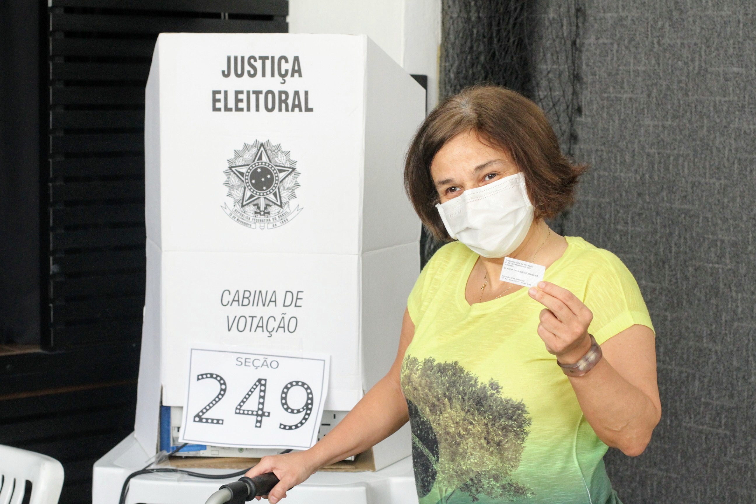 Claudia Rodrigues votou no Rio durante 2º turno das eleições municipais no domingo (29) (Foto: Daniel Delmiro/AgNews)