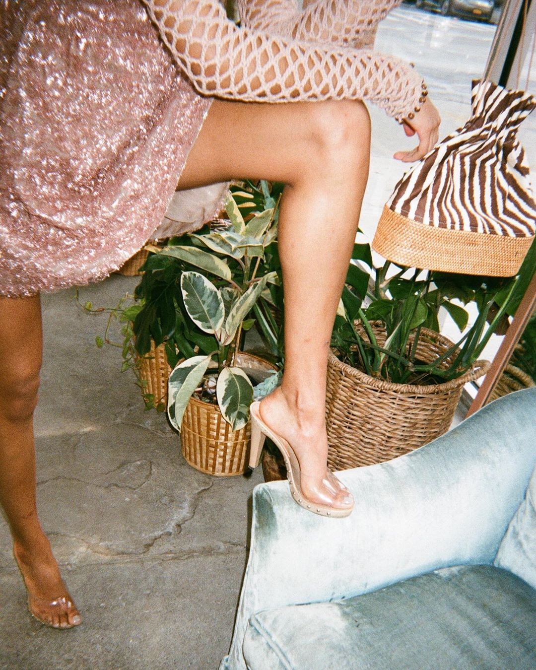 Sandália com detalhe transparente. (Foto: Instagram)