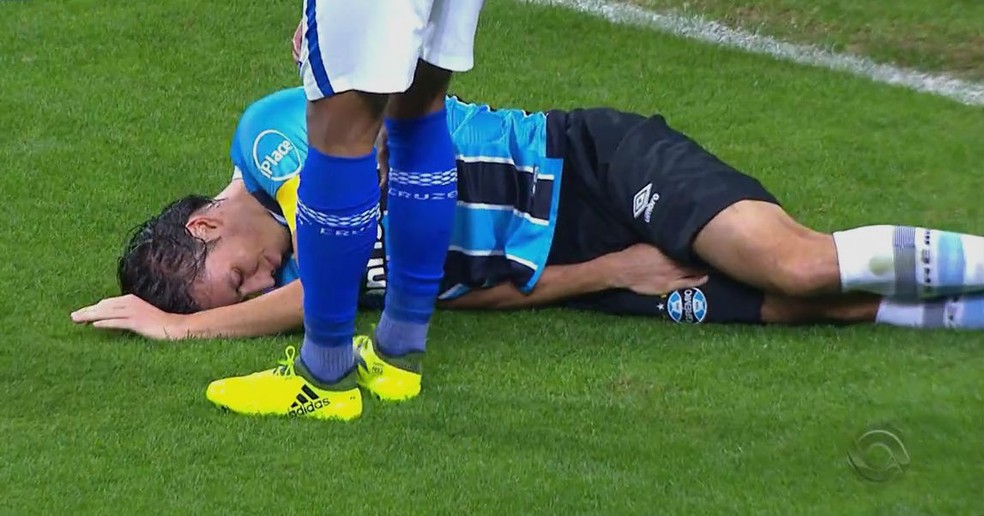 Geromel sente lesão em jogo com o Cruzeiro (Foto: Reprodução / SporTV)