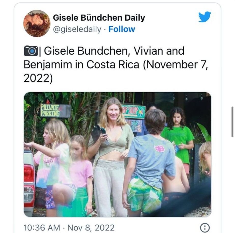 Página dedicada à Gisele Bündchen compartilhando foto da modelo com os filhos na Costa Rica
