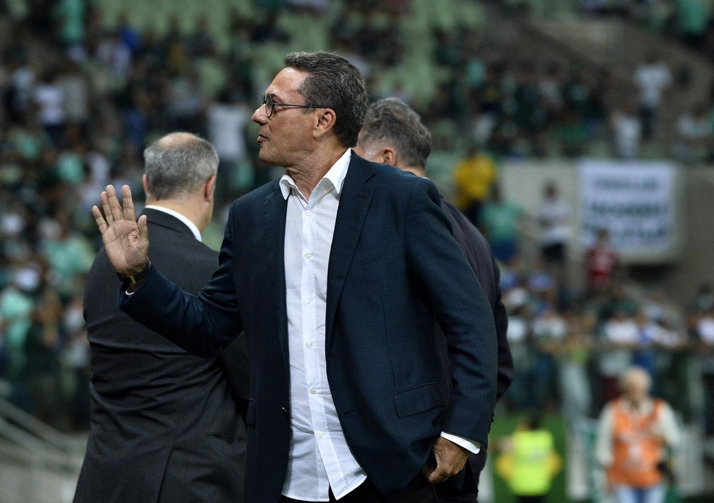 Vanderlei Luxemburgo em ação pelo Palmeiras contra o Guaraní — Foto: Marcos Ribolli