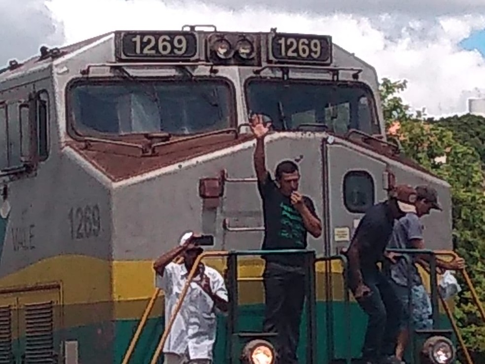 Manifestantes protestam no EspÃ­rito Santo â€” Foto: Milton Jorge/ ColÃ´nia de Pescadores
