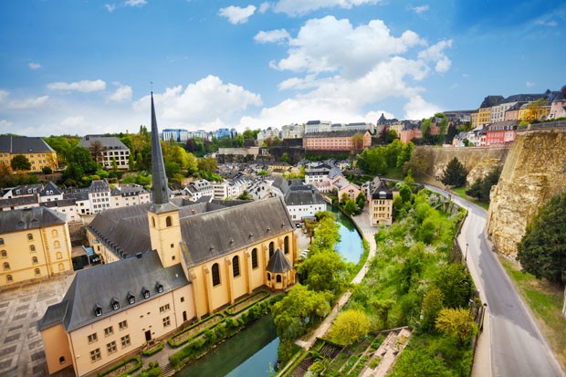 Top view of Abbey de Neumunster in Luxembourg City on Alzette river (Foto: Getty Images/iStockphoto)