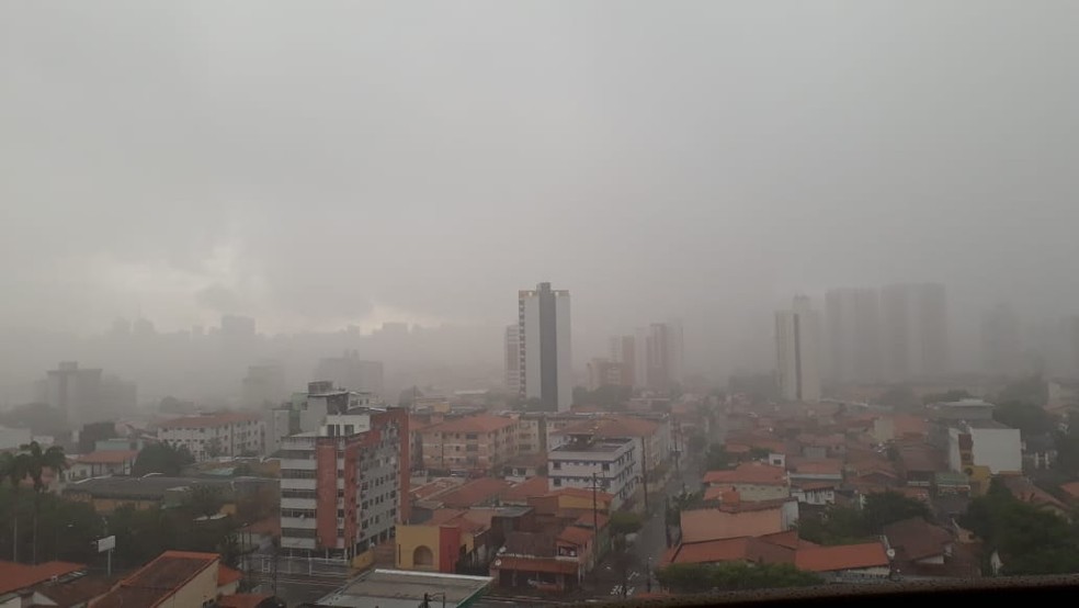 Chuva em Fortaleza nesta quinta-feira (25), feriado da Data Magna. — Foto: Arquivo pessoal