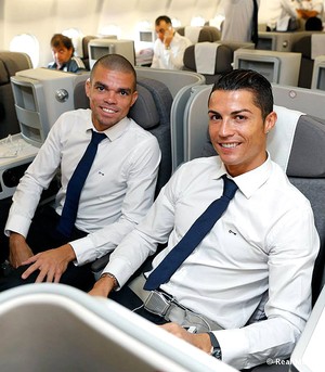 Pepe e Cristiano Ronaldo, Real Madrid chega a Sofia para jogo da Champions (Foto: Reprodução / Site oficial do Real Madrid)
