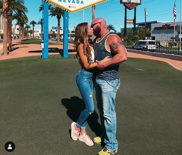 A modelo e influenciadora Alexis Sharkey com o marido (Foto: Instagram)