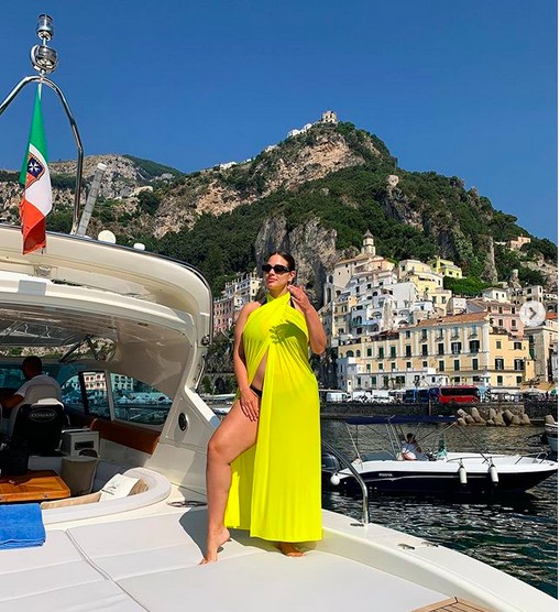 A modelo Ashley Graham de férias no sul da Itália (Foto: Instagram)