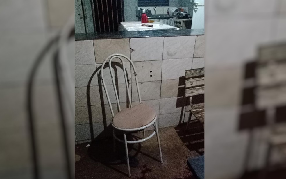 PM registra marcas de tiros em casa onde homem foi morto por amigo, em Uruaçu, Goiás — Foto: Reprodução/TV Anhanguera