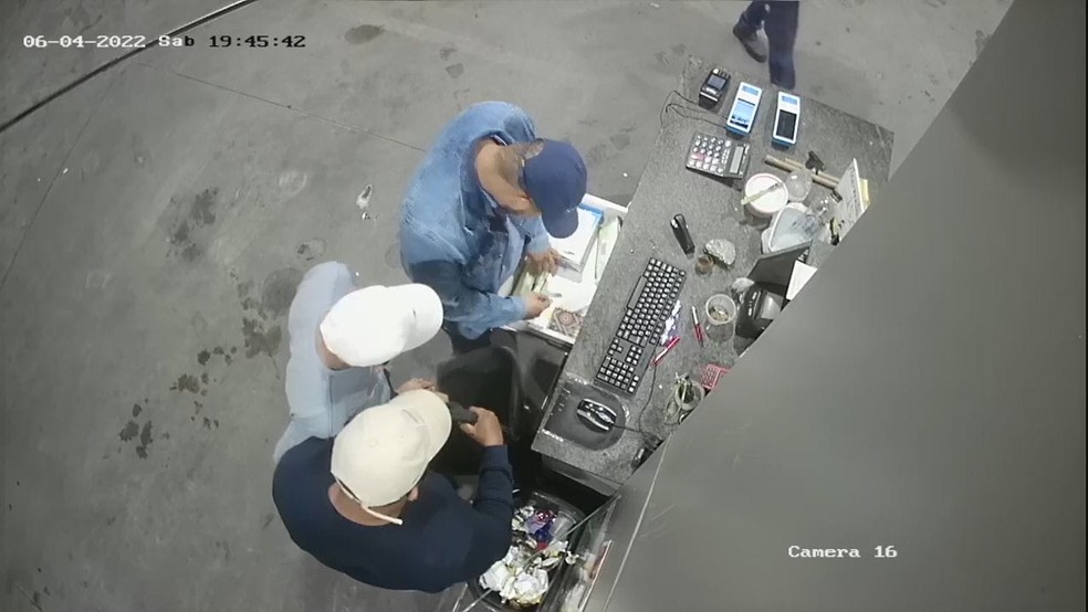 Criminosos assaltam posto em Vila Velha — Foto: Reprodução/TV Gazeta