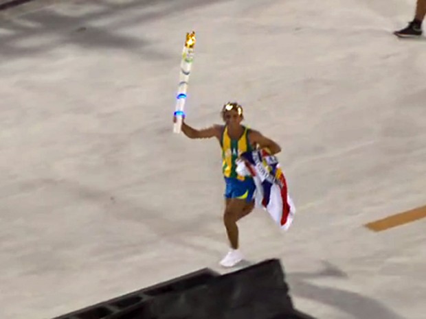 Vanderlei Cordeiro cruzou a Sapucaí com uma réplica da tocha antes do desfile da Ilha (Foto: Reprodução / Globo)